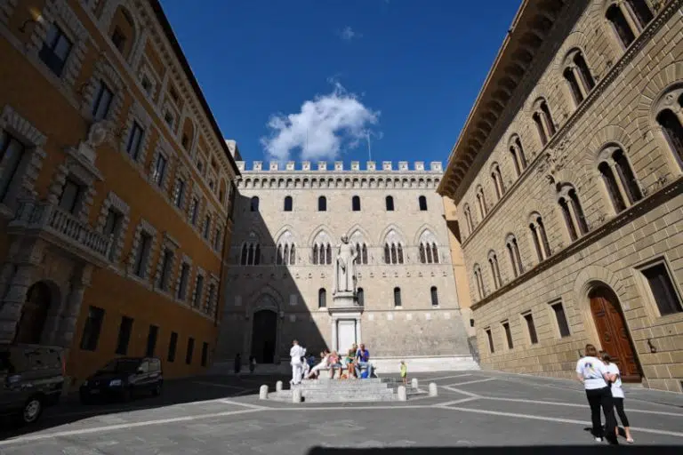 Mps: Giani, Carletti e Fabio chiedono un incontro urgente al ministro Giorgetti Piazza Salimbeni, sede del Monte dei Paschi di Siena