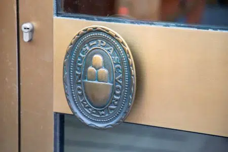 Mps, Fabio: “Siena non può restare spettatrice” Monte dei Paschi di Siena, logo Mps, porta